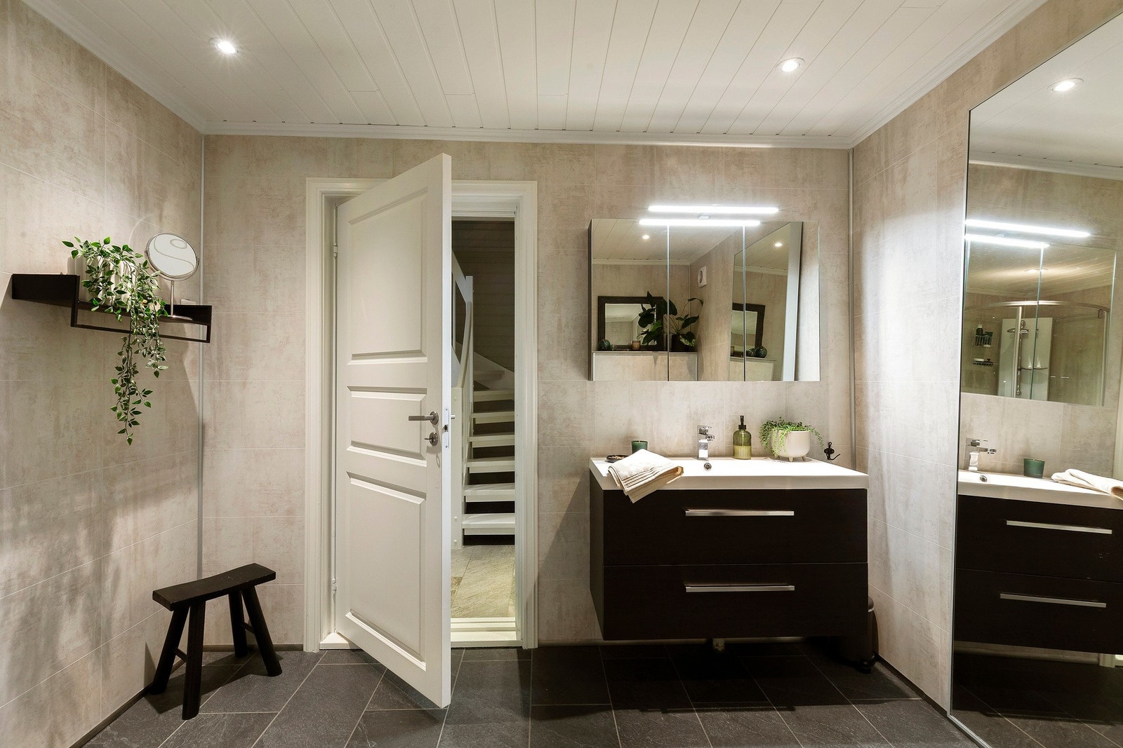 Badet er utstyrt med veggmontert wc, dusjkabinett, servant og servantskap. Mekanisk avtrekk. Galleribilde