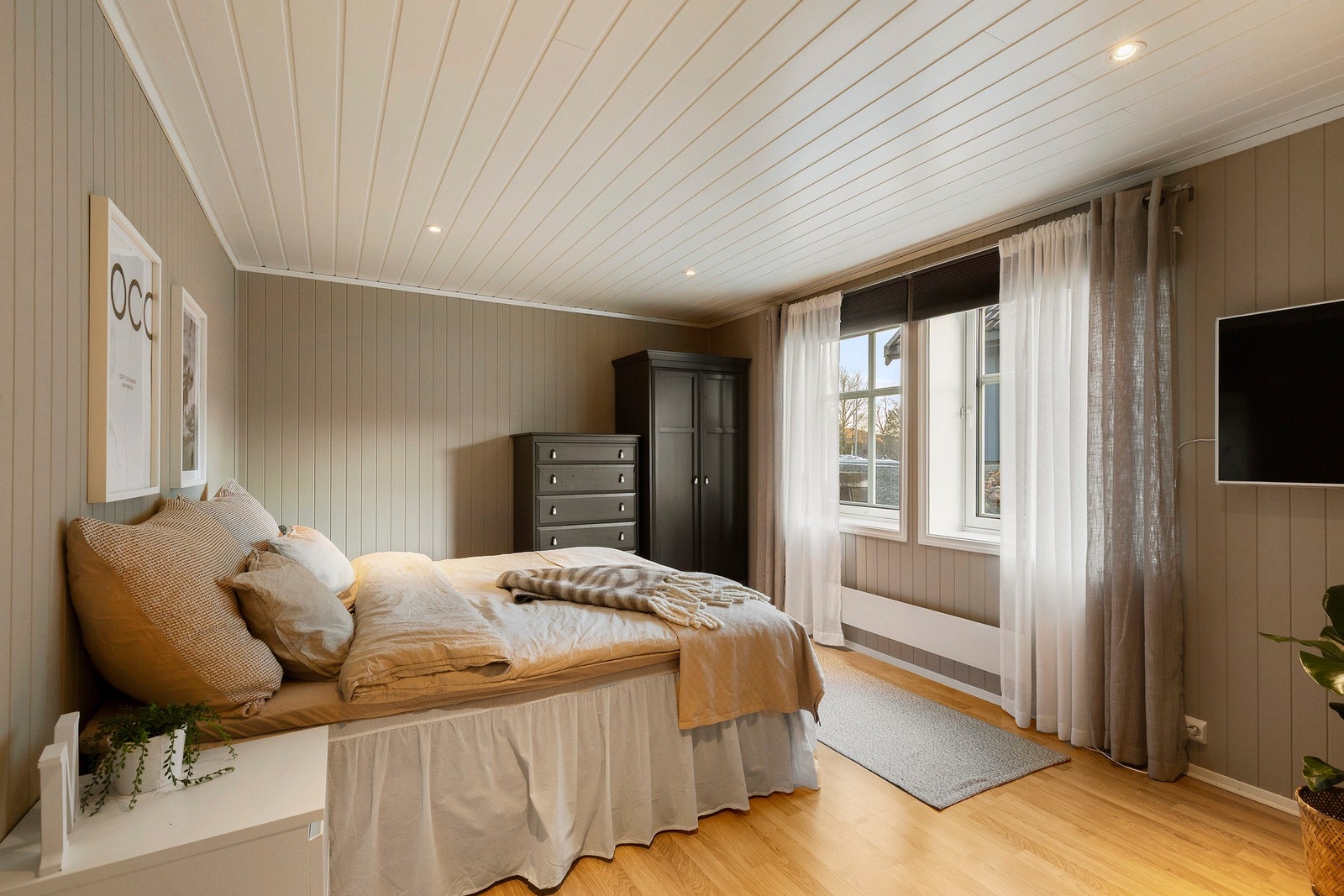 Romslig og innbydende soverom i sokkel på 15 m². Galleribilde