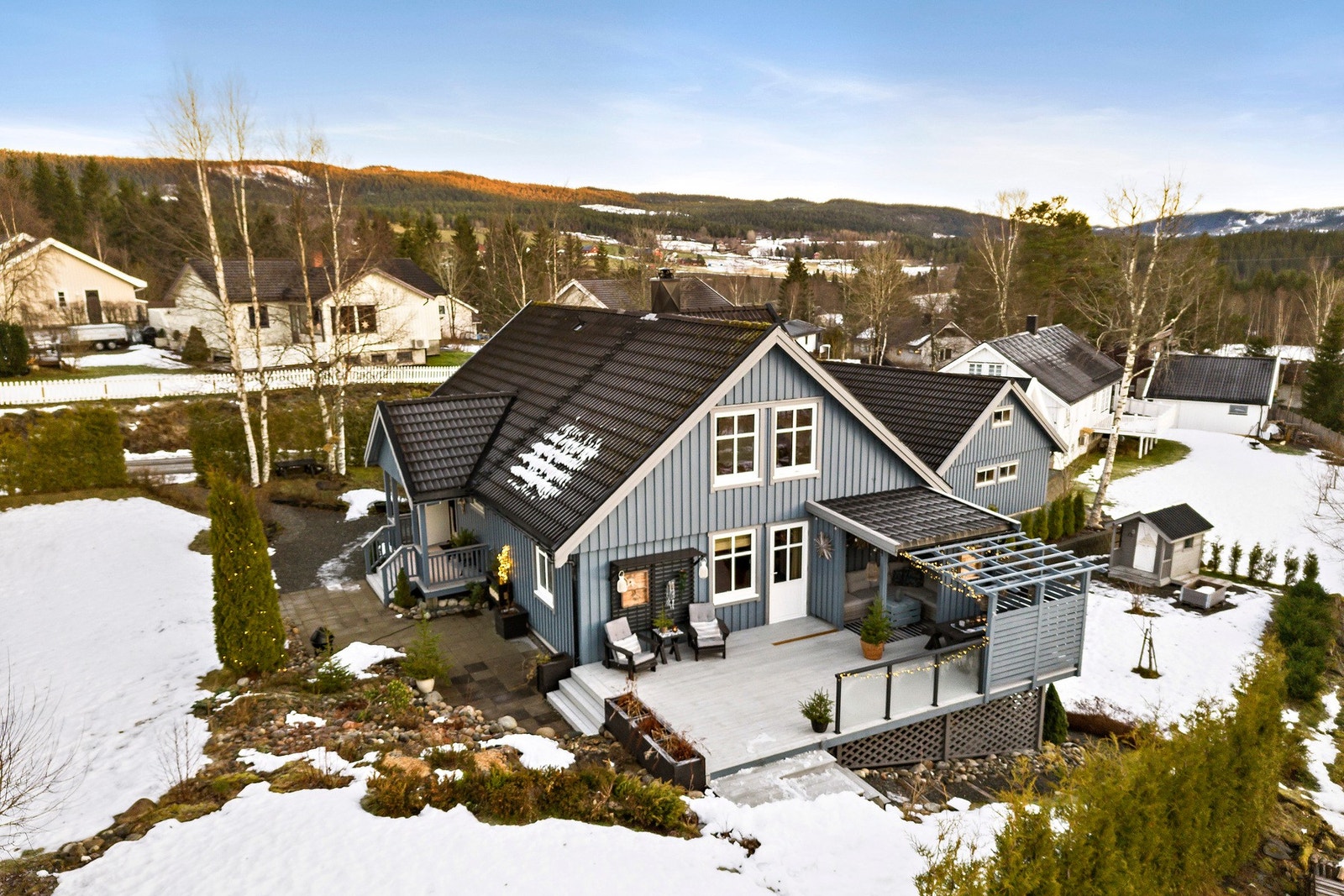 Flott beliggenhet i Sætnanfeltet - Et etablert og familievennlig boligfelt med trygt nærmiljø, lekeplasser og aktiv velforening. Her bor du landlig og tett på naturen ca. 10 min. fra flyplass og Stjørdal sentrum. Galleribilde