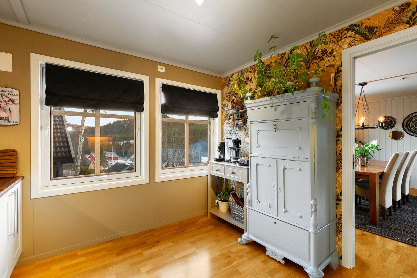 Kjøkkenet er adskilt fra stuen med skyvedør, hvor matlagingen kan foregå vekk fra stuesonen. Kjøkken på 11,5 m² med god plass til spisebord. Galleribilde