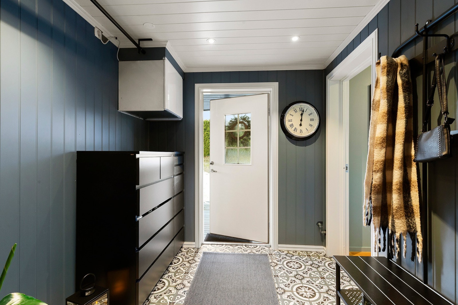 Entre med påfølgende teknisk rom - Flislagt gulv, gulvvarme, downlights i himling og ventilasjonsaggregat. Galleribilde