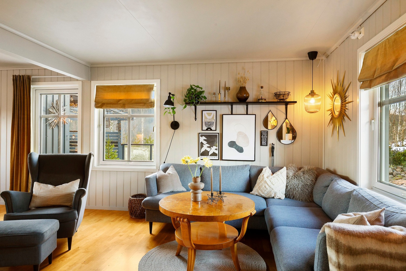 Fra stuen er det utgang til hagen - Usjenert og stor hage som er oppdelt i flere hyggelige soner. Galleribilde