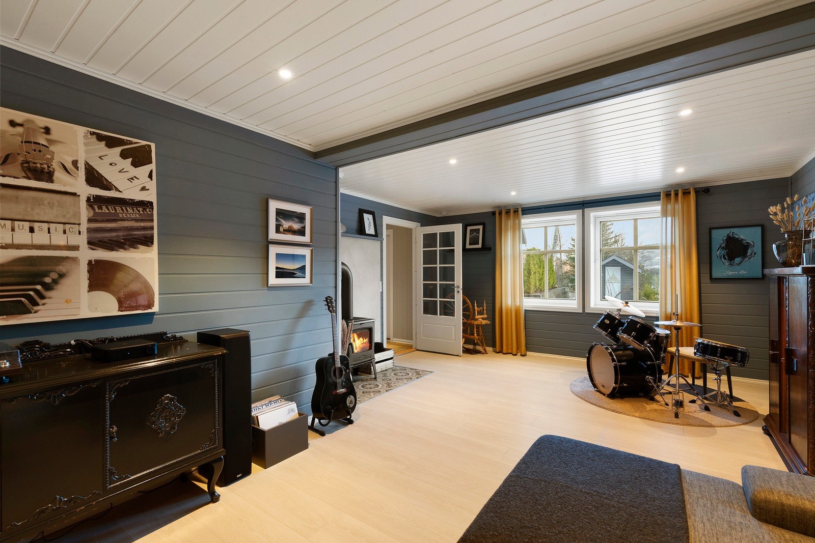 En innholdsrik bolig med bla. soverom og wc i hver etasje - Sokkel med egen inngang. Galleribilde