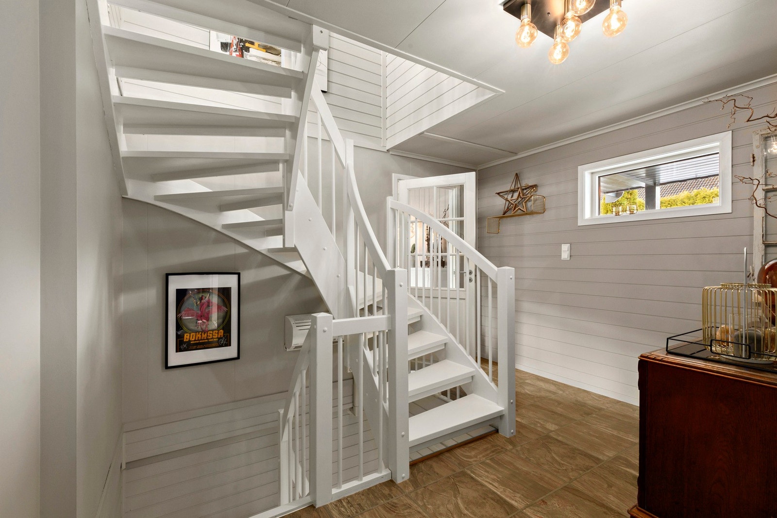 Mellomgang i 1. etasje med gulvvarme - Luft til luft varmepumpe er montert i trapperom. Galleribilde