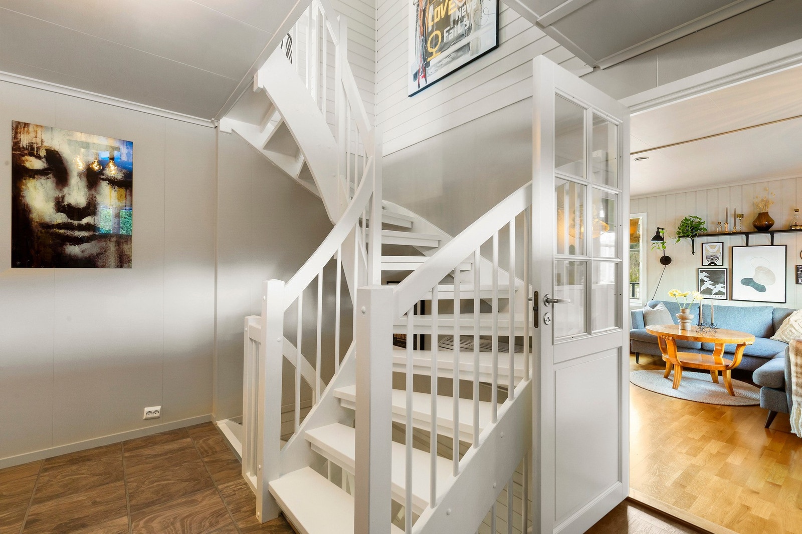 Mellomgang/trapperom til sokkel og loftsetasje. Gulvvarme. Galleribilde