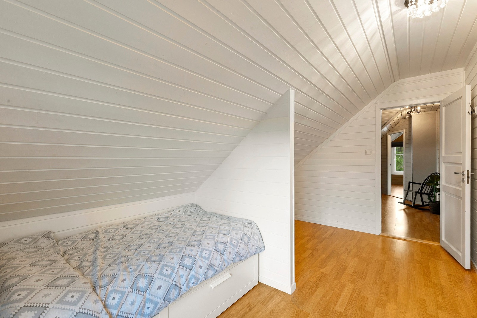 2 soverom i loftsetasje av omtrent lik rominndeling på 7,5 og 7 m². Kneloft. Galleribilde