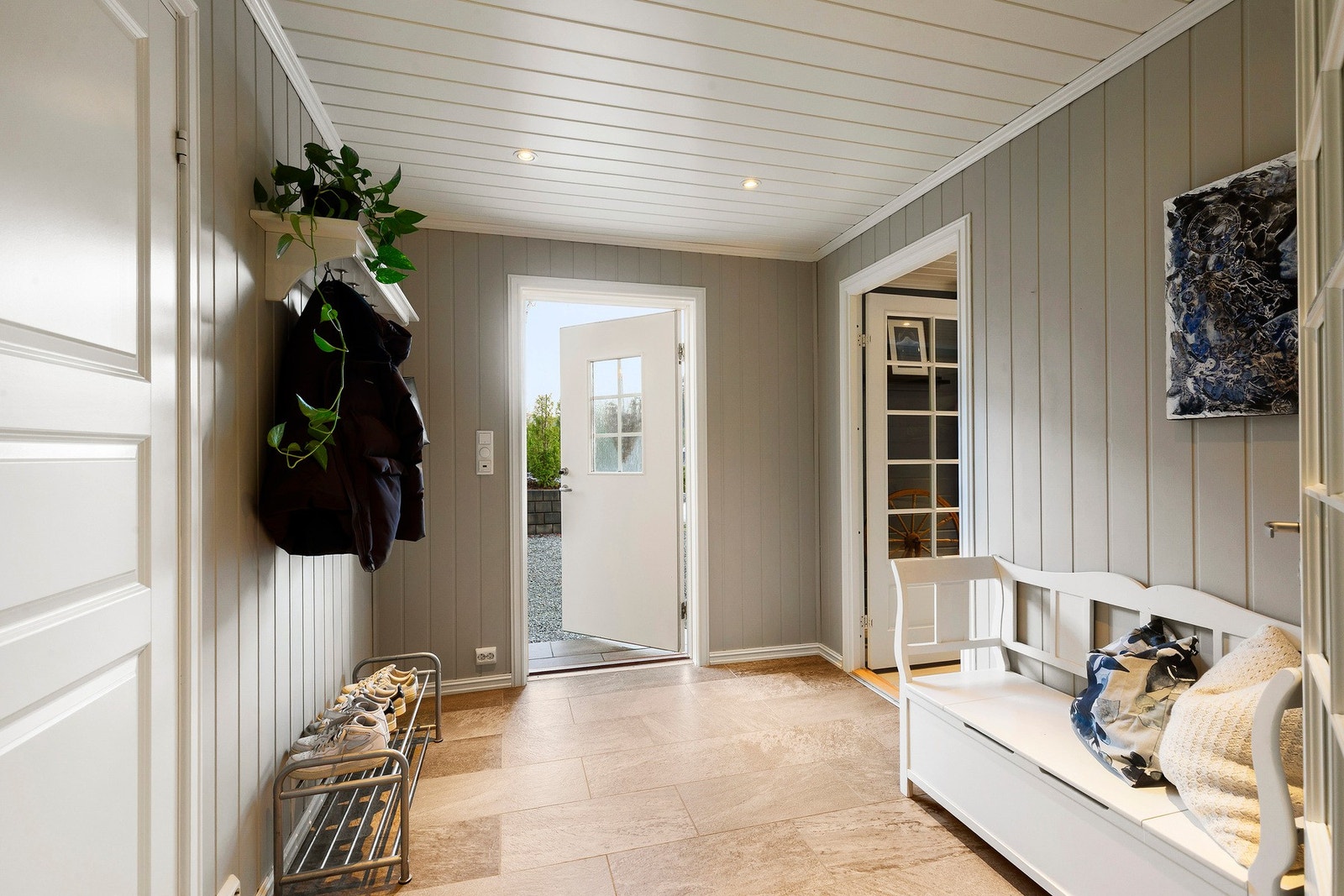 Sokkelen har egen inngangsdør og rommer gang, stue, soverom, bad, vaskerom og bod. Flislagt gulv med gulvvarme i gang. Galleribilde