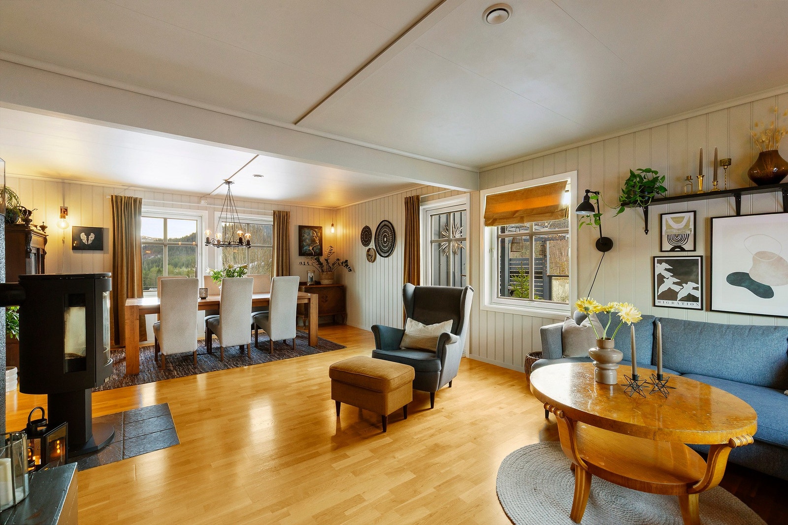 Velkommen inn! 1. etasjen rommer entre, gang, teknisk rom, baderom, soverom, kjøkken og stue med utgang til hagen. Galleribilde