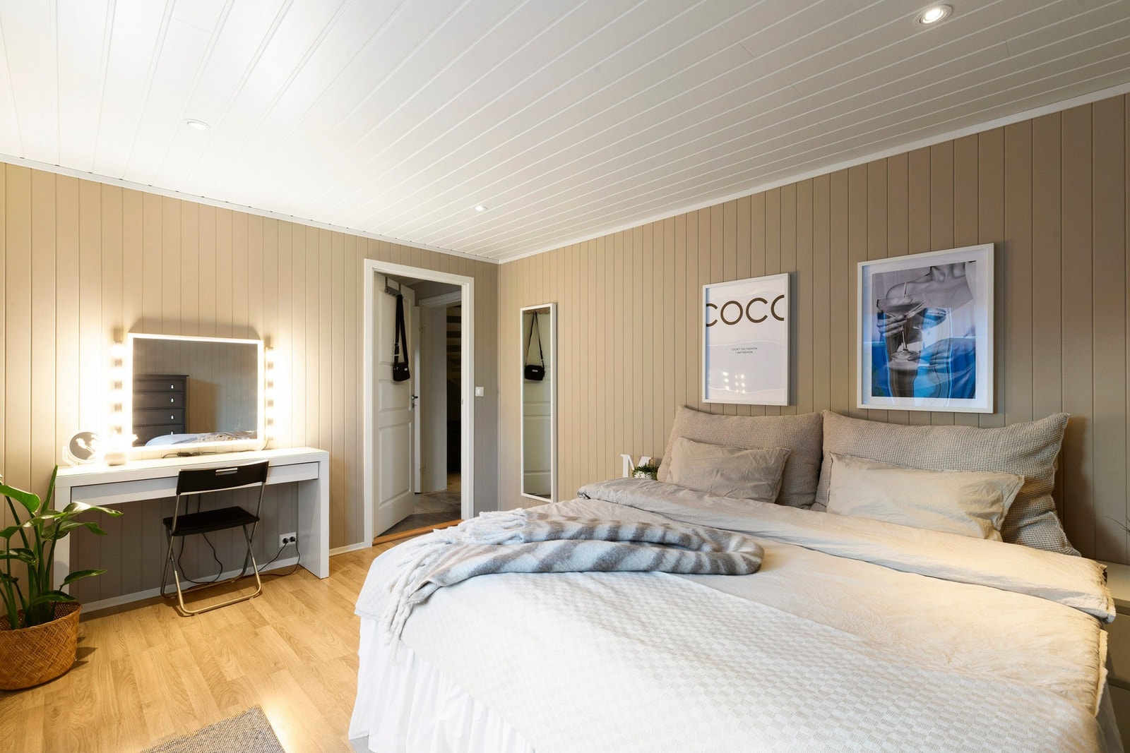 Det er lagt laminat på gulv, malte panelplater på vegger, panel og downlights i himling. Rommet er utstyrt med panelovn. Galleribilde