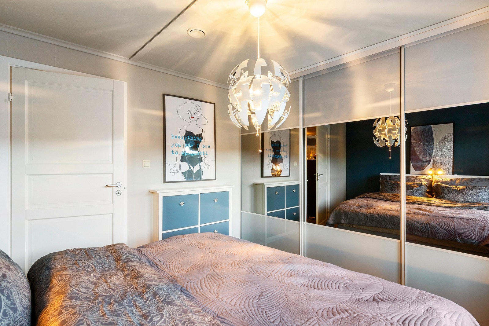 Rommet er utstyrt med en stor og praktisk skyvedørsgarderobe. Galleribilde