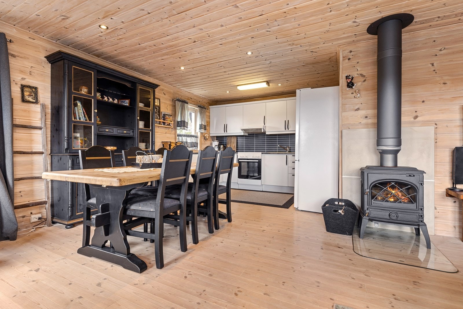 Kjøkken med plass til stor spisebord Galleribilde