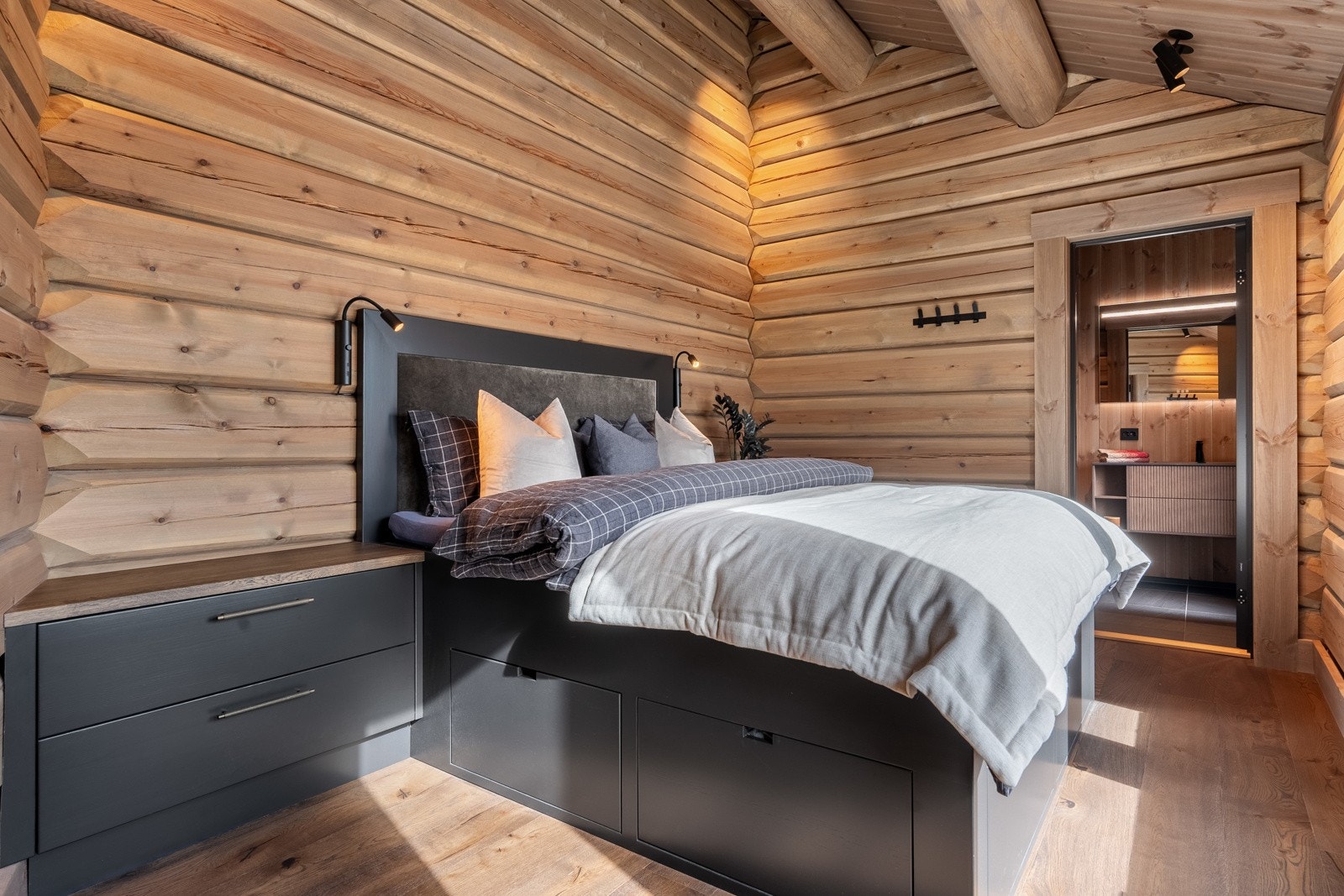 Hovedsoverommet har også plassbygd seng med hodegavl fra Brusveen Snekkerverksted AS, som også inkluderer nattbord og praktiske skuffer under sengen for ekstra oppbevaring. Galleribilde