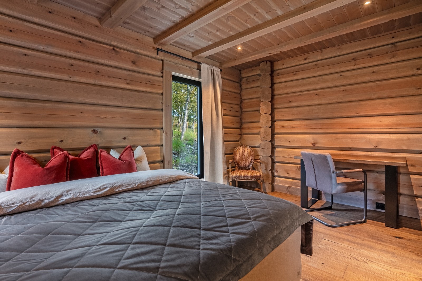 Det andre soverommet i første etasje har plass til dobbeltseng. Dette rommet har ikke plassbygde innredninger, noe som byr på fleksibilitet med tanke på bruk og møbleringsmuligheter. Galleribilde