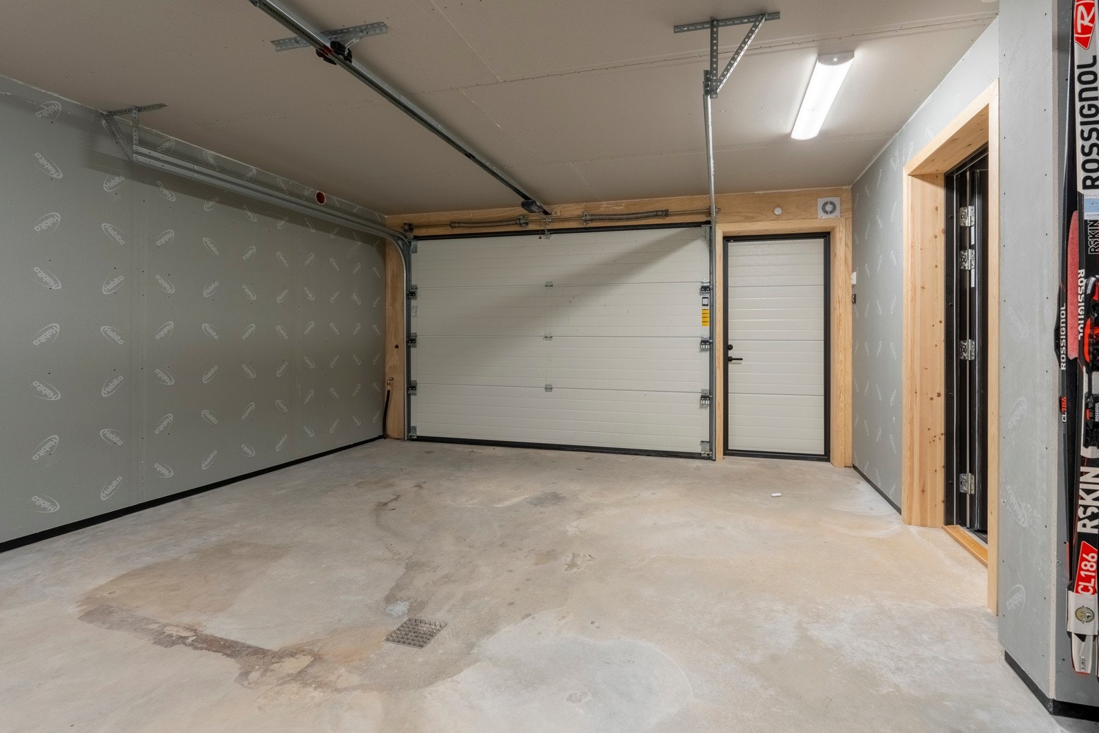 Fra vaskerommet/teknisk rom er det direkte adkomst til en romslig garasje med plass til en stor bil, og svært gode lagringsmuligheter for ski og annet turutstyr. Galleribilde