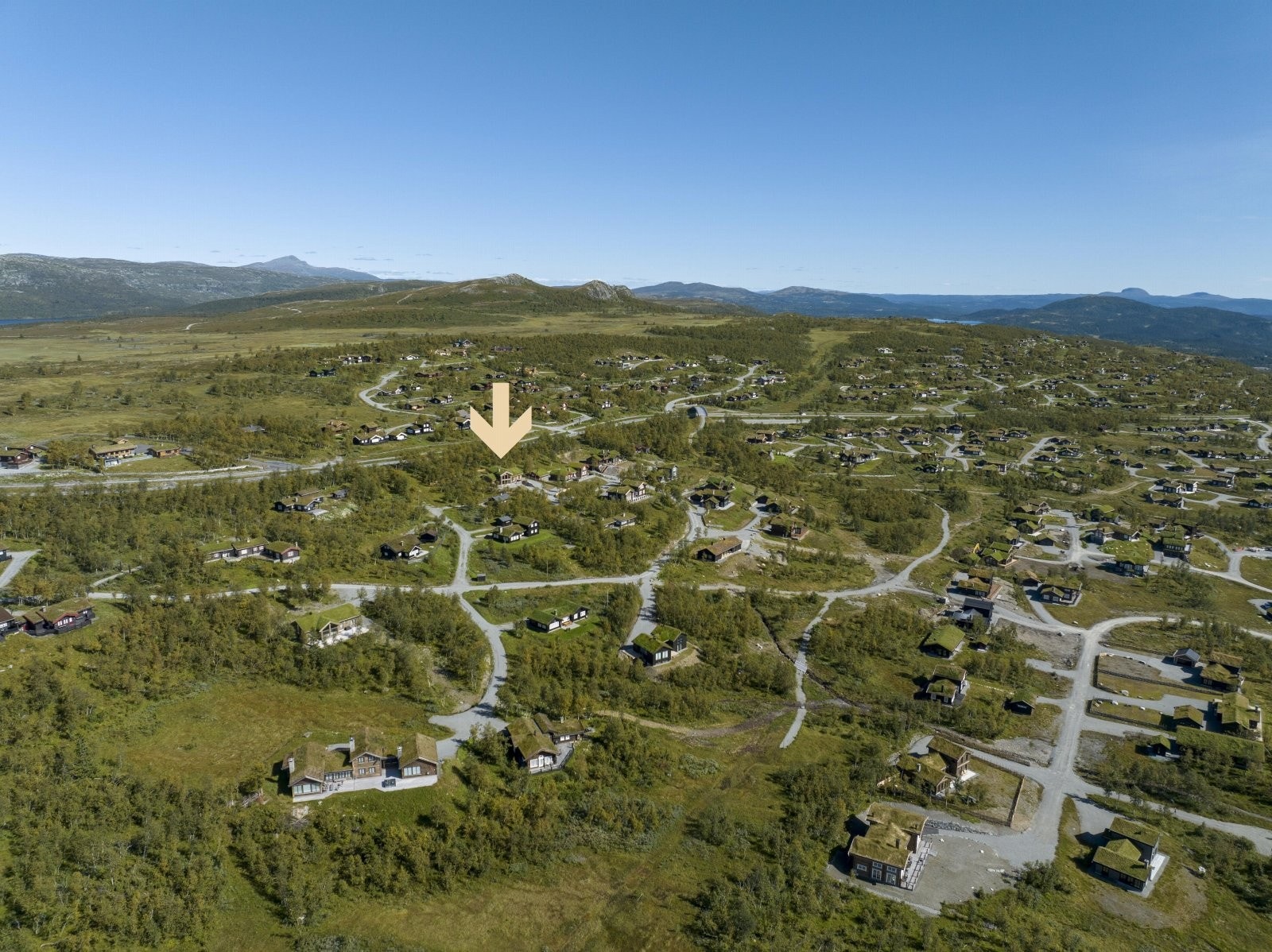 Attraksjonene i området er mange gjennom hele året. En heldagstur over Besseggen trekker titusenvis av turglade mennesker hvert år. På sommerstid kan flere vann skilte med gode fiskeplasser og en liten dukkert. Galleribilde