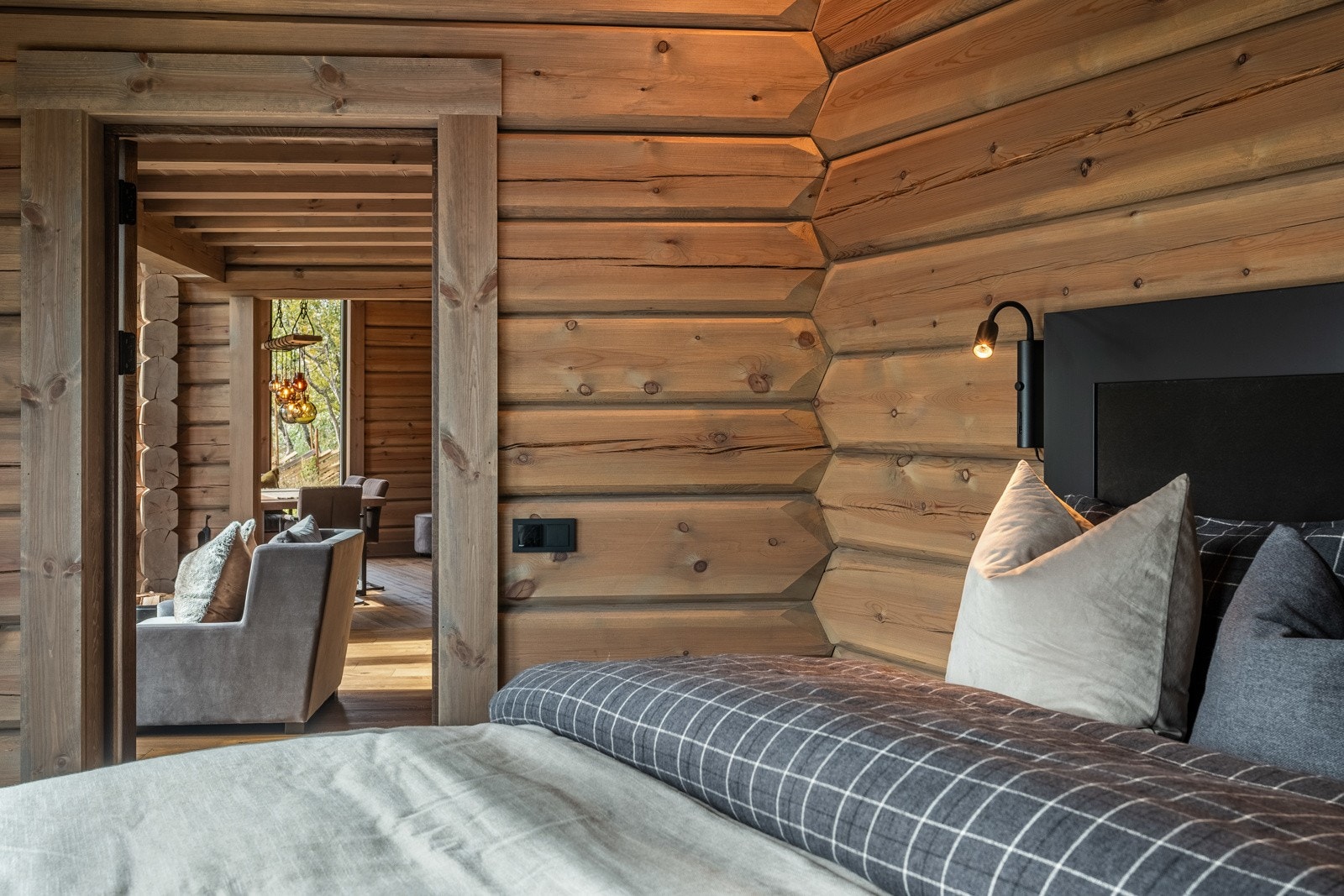 Hytta har fire gode soverom, tre beliggende i første etasje og ett beliggende i loftsetasjen. Galleribilde