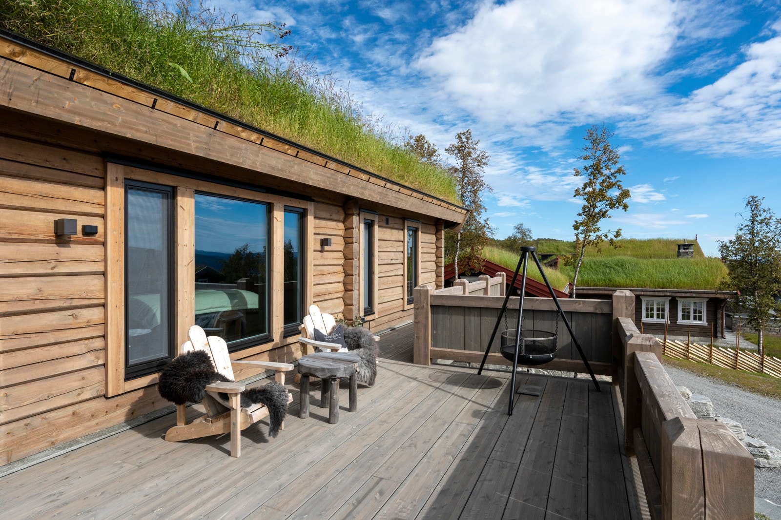 Terrassen har god plass til både sittegruppe og grill, og er en herlig sone å slappe av i solen etter en lang dag i fjellet. Galleribilde