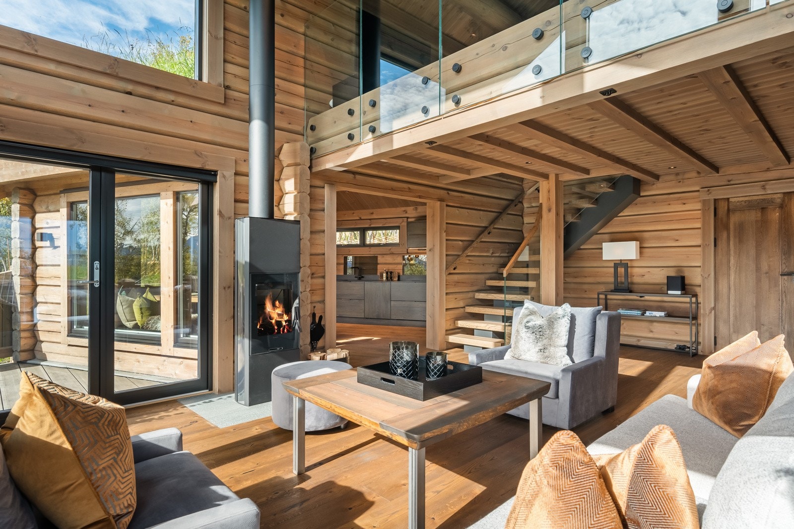 Stuens andre blikkfang er en meget flott peisovn, som både gir hygge og varme til rommet. Galleribilde