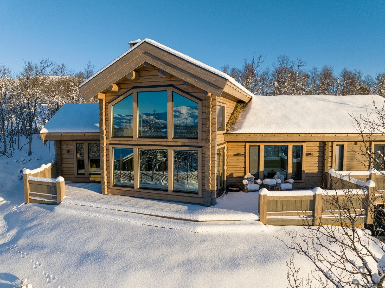 Eiendommen har en stor og flott opparbeidet tomt på 1 559,70 kvm, og ligger meget fint til i et attraktivt hytteområde. Eiendommen ligger sydvestvendt, noe som gir optimale solforhold og fra tomten er det fantastisk utsikt. Galleribilde