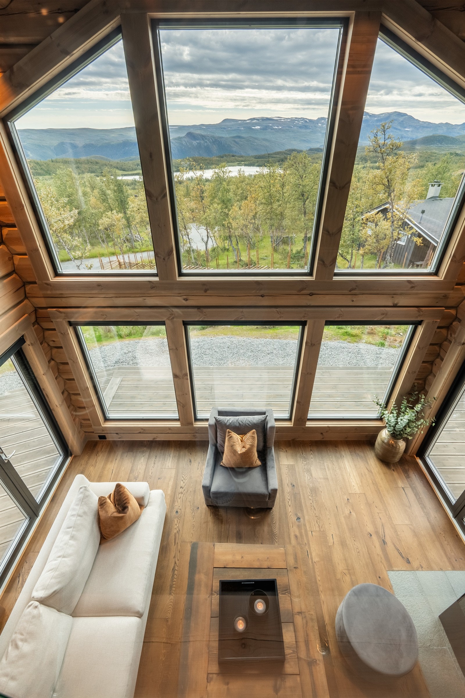 Bildet viser hovedstuen med de store vinduene og spektakulær utsikt sett fra loftstuen. Galleribilde