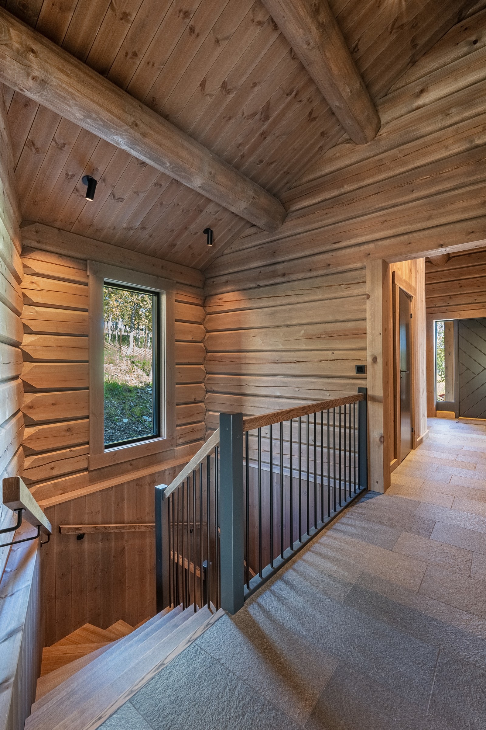 Fra gangen er det trapp ned til kjelleretasjen som inneholder et vaskerom/teknisk rom og garasje. Galleribilde