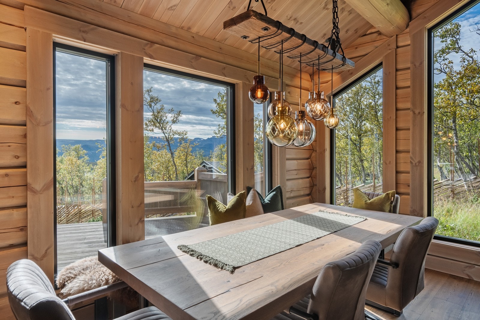 Spisestuen har en fin plassering i tilknytning til kjøkkenet og måltidene kan nytes til flott utsikt mot fjellene. Galleribilde