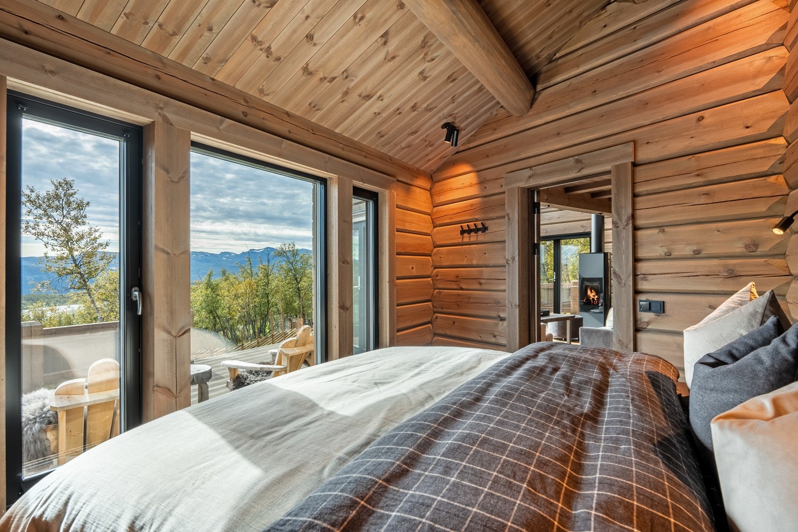 Hovedsoverommet ligger i suiteløsning med det ene badet og har måltilpassede plissegardiner fra Luxaflex med manuell betjening, samt 3-lags vinduer med soldemping. Galleribilde