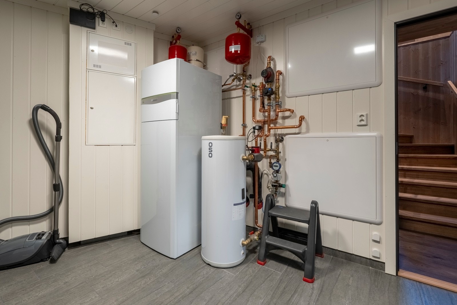 Vaskerommet/teknisk rom ligger i kjelleretasjen og har direkte adkomst fra garasjen, noe som er svært praktisk når man kommer hjem etter en dag i bakken eller ute på langrennsski. Galleribilde