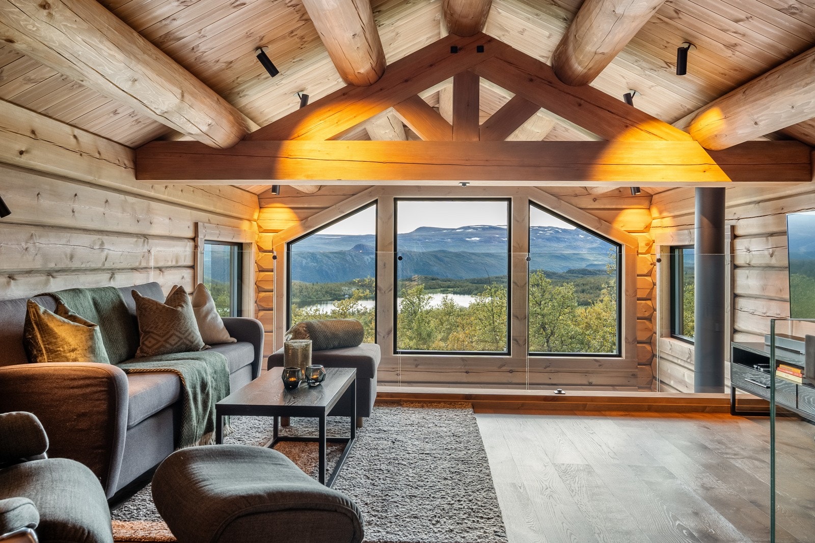 Loftstuen har mønet himling med store takåser, samt vinduer hvor man kan nyte det fantastiske fjellandskapet. Galleribilde