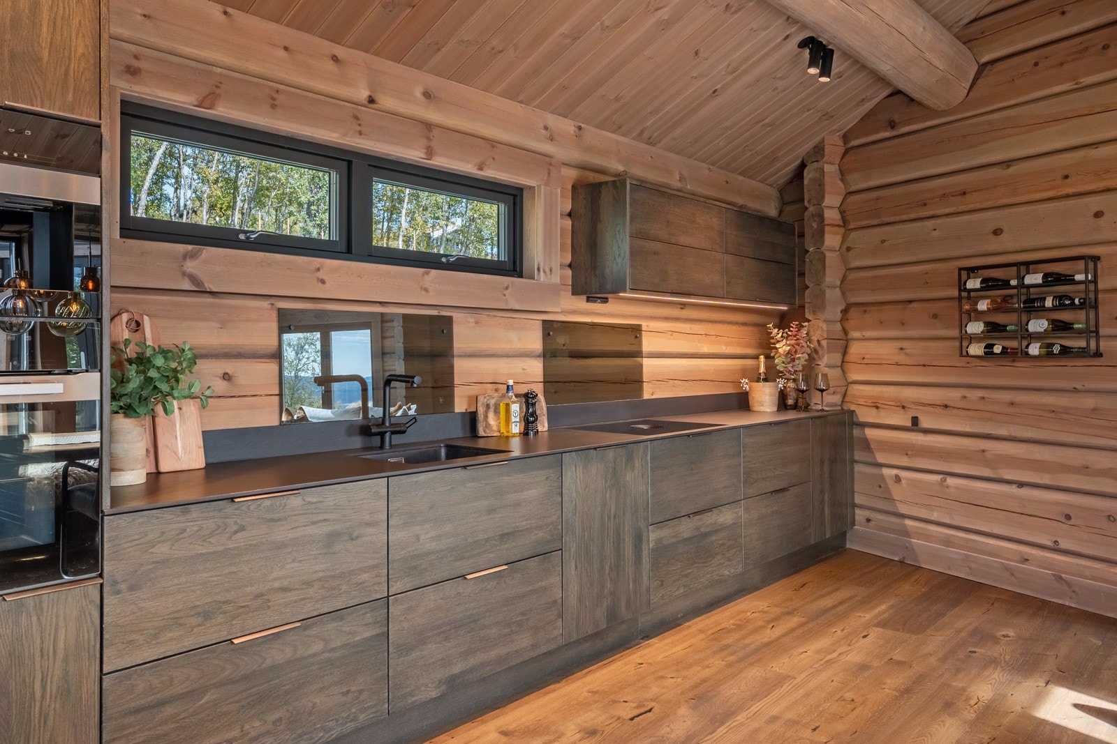 Det moderne kjøkkenet er utstyrt med nøye utvalgte detaljer, som blant annet vask fra Blanco og integrerte hvitevarer fra Miele og Bora. Stekeovn, kaffemaskin, oppvaskmaskin og kombiskap er fra Miele, mens platetoppen med integrert ventilator er fra Bora. Galleribilde