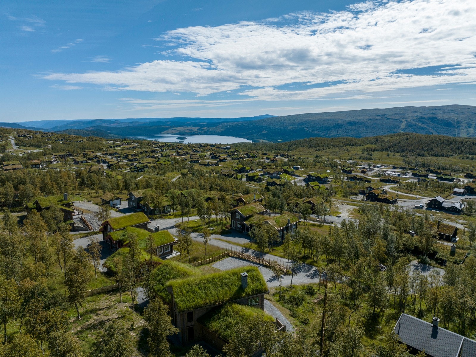 Når det gjelder alpinanlegg ligger Beitostølen Skisenter like i nærheten og byr på varierte og familievennlige bakker. Skulle du ønske større utfordringer kan du besøke Alpinsenteret i Raudalen med røde og sorte FIS-godkjente nedfarter og kuleløyper. Galleribilde