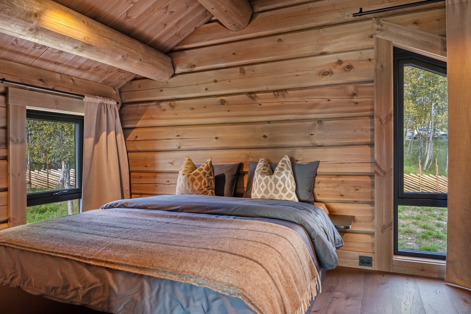 Soverommet har de samme lekre overflatene, herunder eikeparkett, tømmervegger og mønet himling med paneltak og runde takåser. Av oppvarming er rommet utstyrt med panelovn. Galleribilde