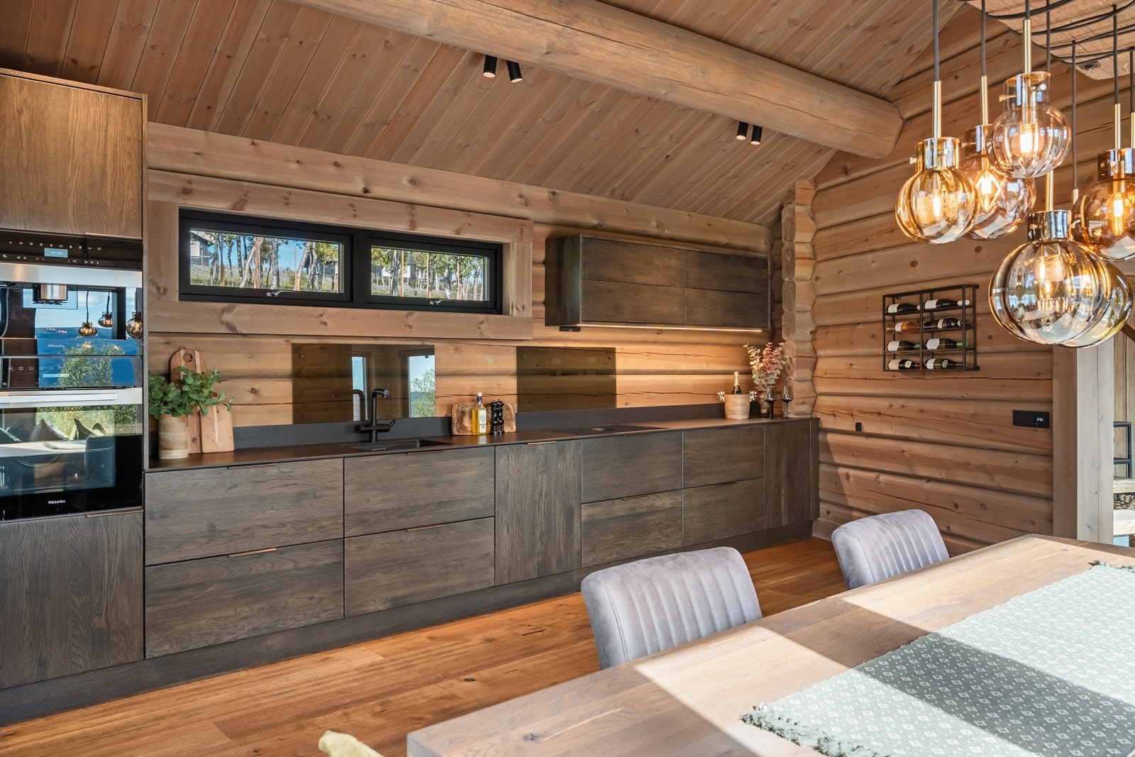 Benkeplaten fra Consentino er i keramikk, og gir både et visuelt tiltalende utseende og tilfører god funksjonalitet til rommet. Galleribilde