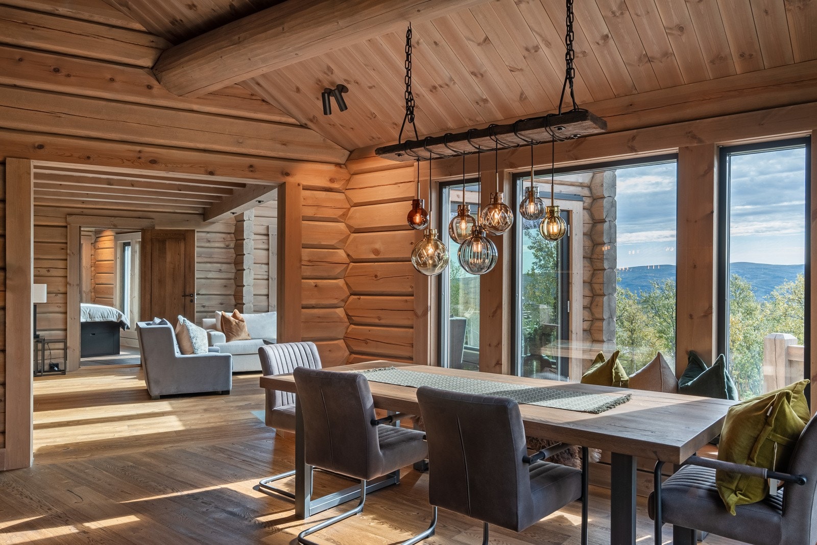 Over spisestuen henger også en nydelig lampe fra Hadeland Glassverk som følger eiendommen. I tillegg har vinduene ved spisestuedelen måltilpassende plissegardiner fra Luxaflex med manuell betjening. Galleribilde