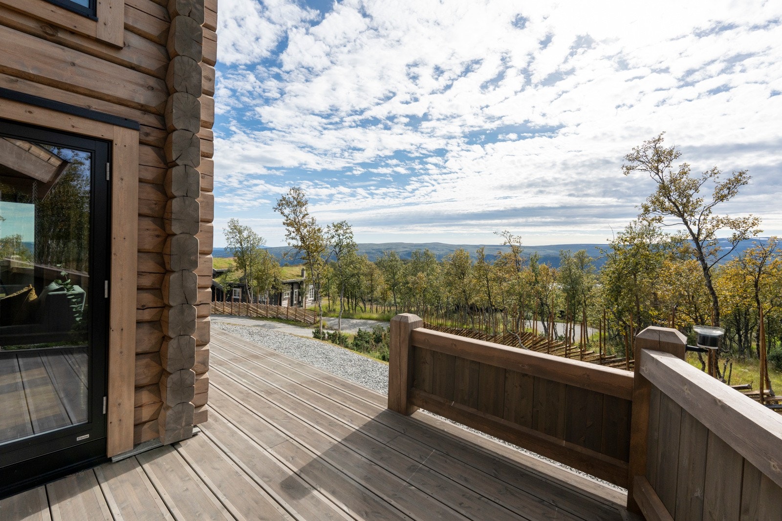 Fra stuen er det adkomst til en sydvestvendt terrasse på ca. 46 kvm med gode solforhold og fantastisk utsikt. Galleribilde