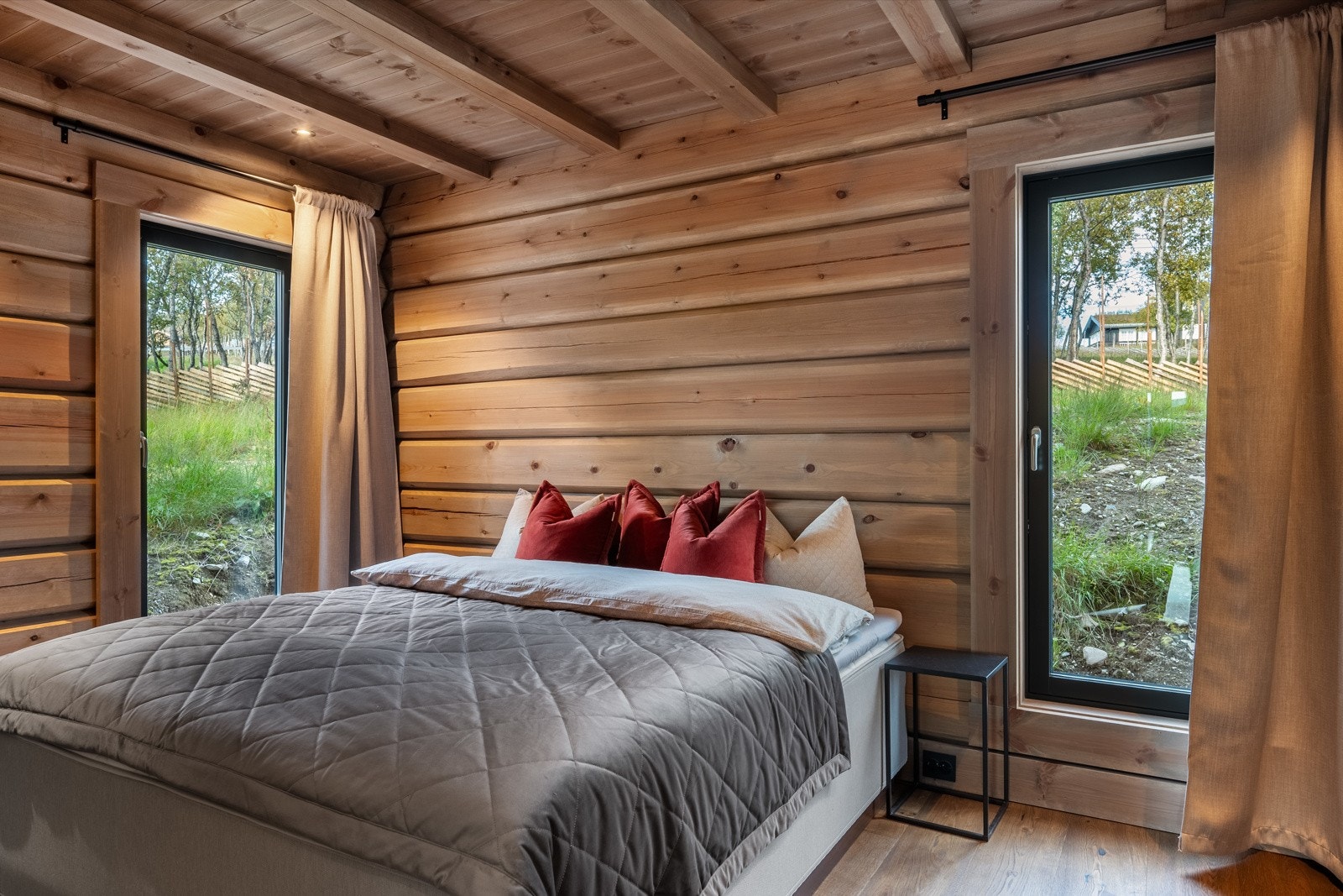 Soverommet har eikeparkett på gulv, tømmervegger og paneltak, samt vannbåren gulvvarme. Galleribilde