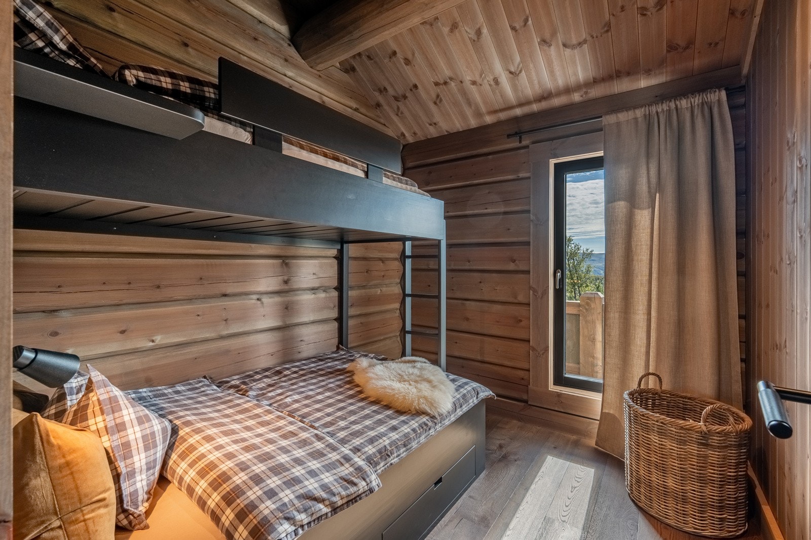 Det tredje soverommet i første etasje er innredet med plassbygd familiekøyeseng fra Brusveen Snekkerverksted AS. Rommet har bl.a. god takhøyde, tømmervegger, eikeparkett og vannbåren gulvvarme. Galleribilde