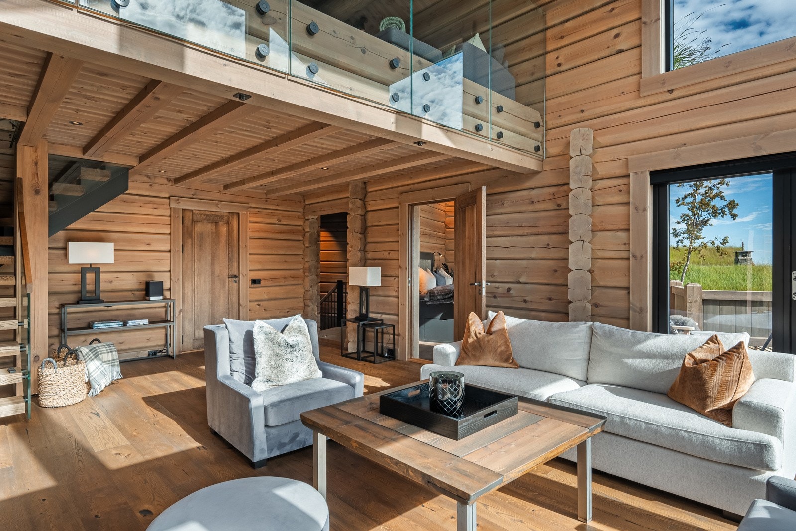 Stuen oppleves romslig og luftig med god plass til stor sofagruppe. Galleribilde