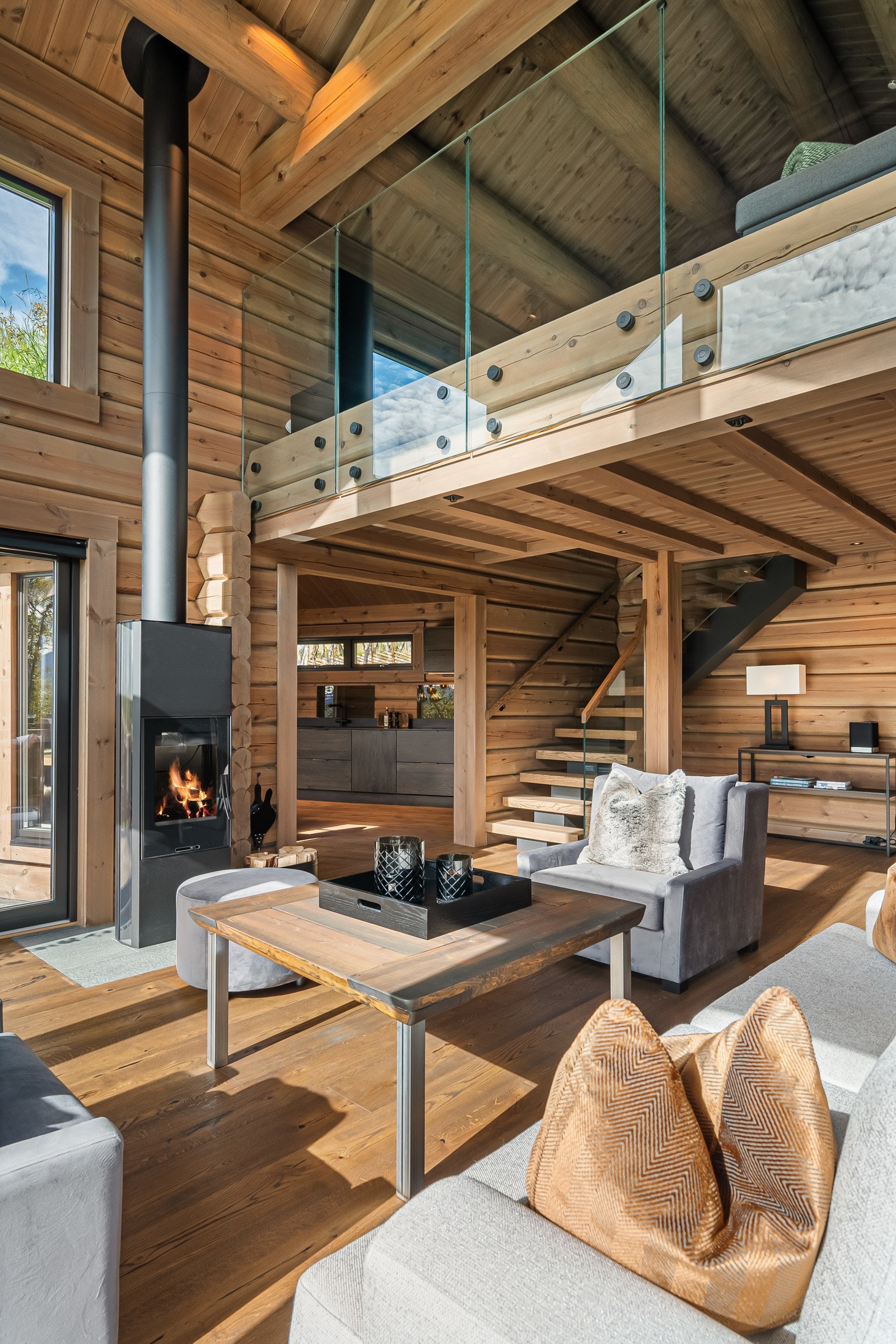 Fra stuen er det en stilig trapp opp til loftstuen, hvor det er fint å trekke seg tilbake. Galleribilde