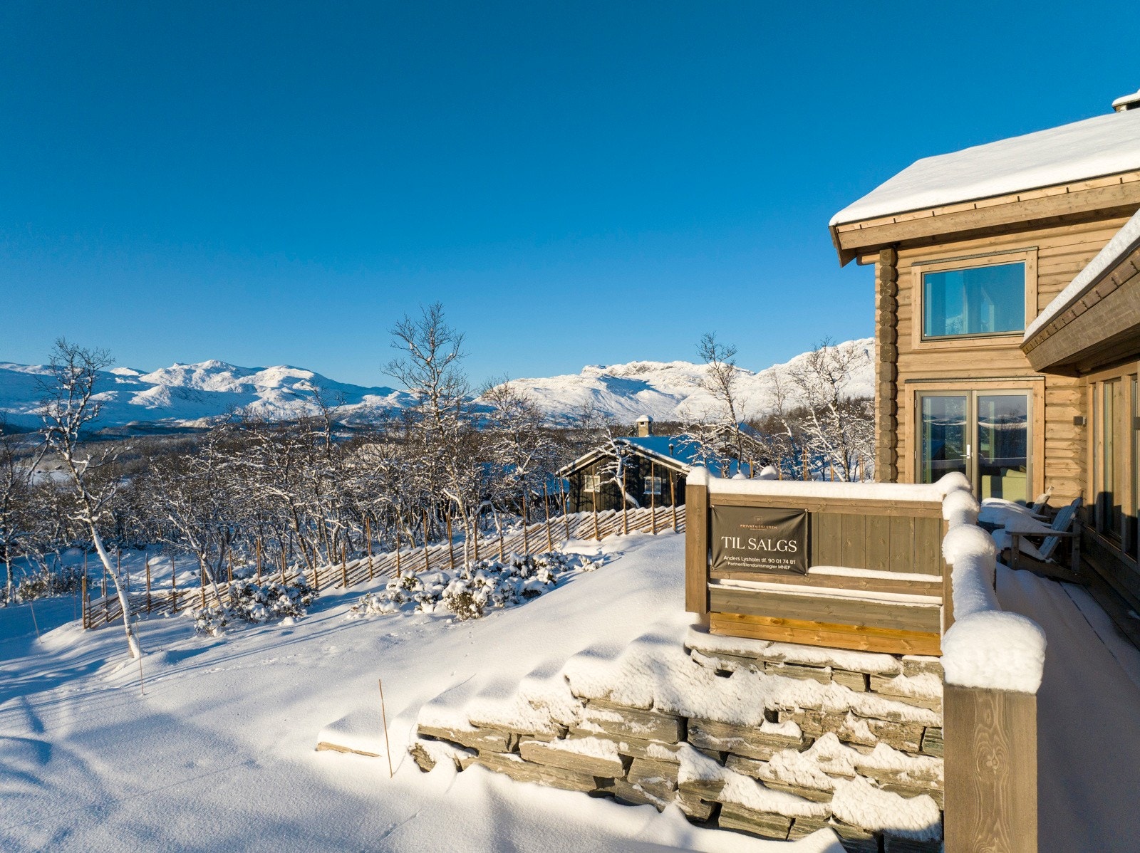Når det gjelder alpinanlegg ligger Beitostølen Skisenter like i nærheten og byr på varierte og familievennlige bakker. Skulle du ønske større utfordringer kan du besøke Alpinsenteret i Raudalen med røde og sorte FIS-godkjente nedfarter og kuleløyper. Galleribilde