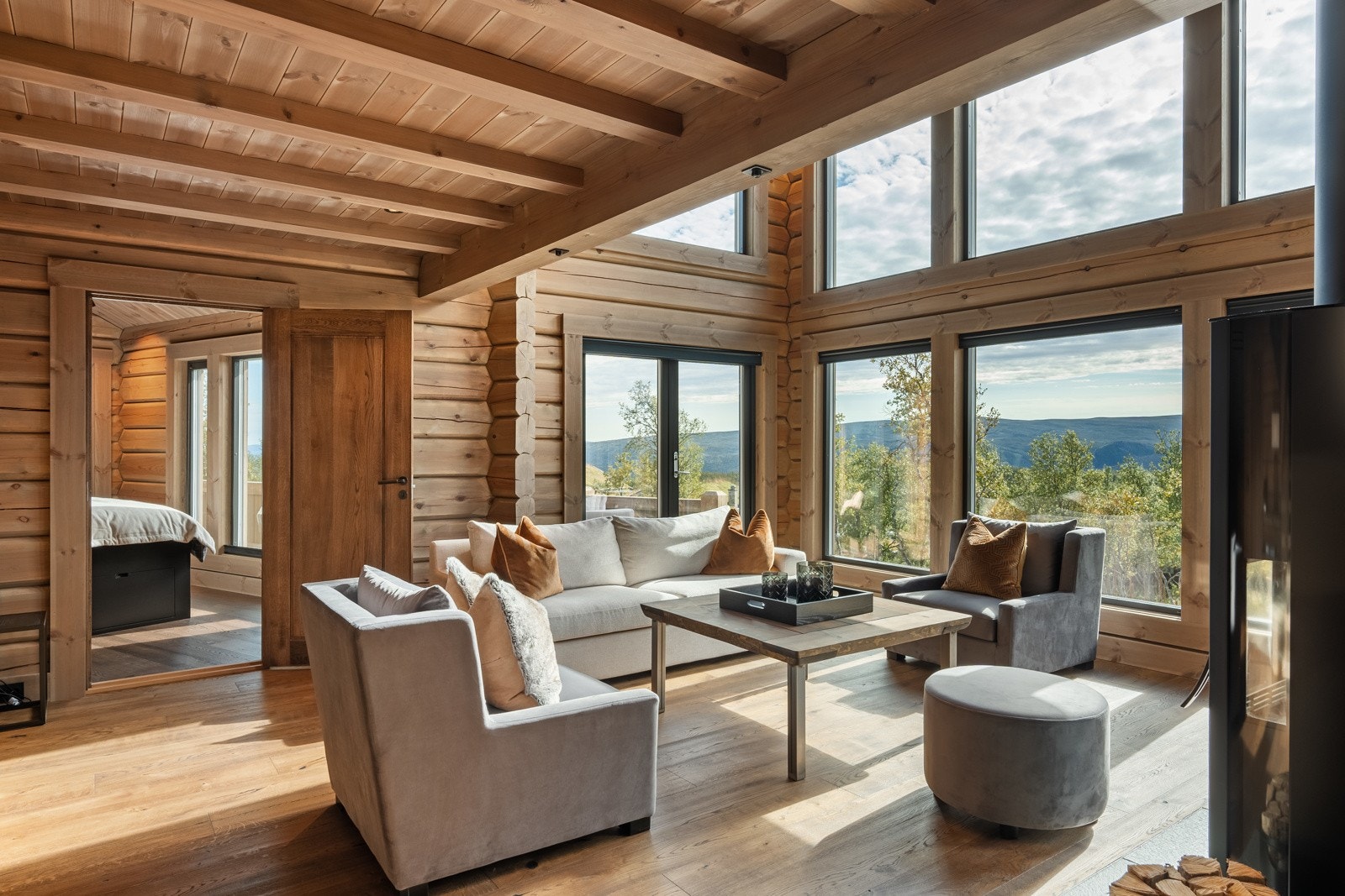 Stuen har vannbåren gulvvarme, som er gjennomgående for hele første etasje, samt plissegardiner på nedre vindusrekke fra Luxaflex med motorbetjening via mobilapp eller fjernkontroll. Galleribilde