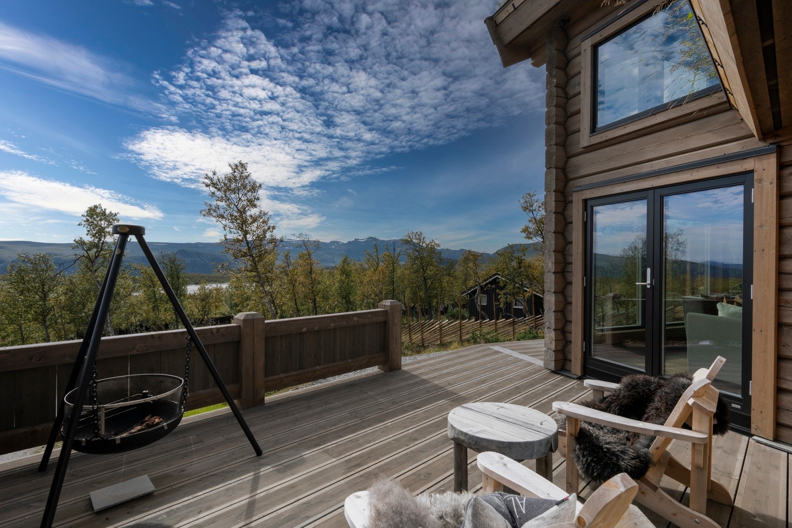 Terrassen har brede royalbehandlede terrassebord fra Norsk Limtre, og det er videre adkomst til terrenget fra terrassen. Galleribilde
