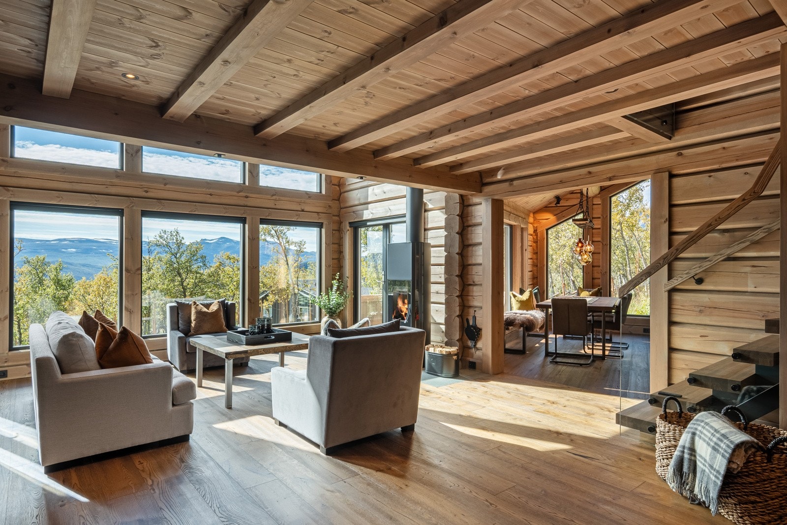 Stuen er et fantastisk rom med takhøyde til mønet og store vinduer med spektakulær utsikt mot fjellene. Galleribilde