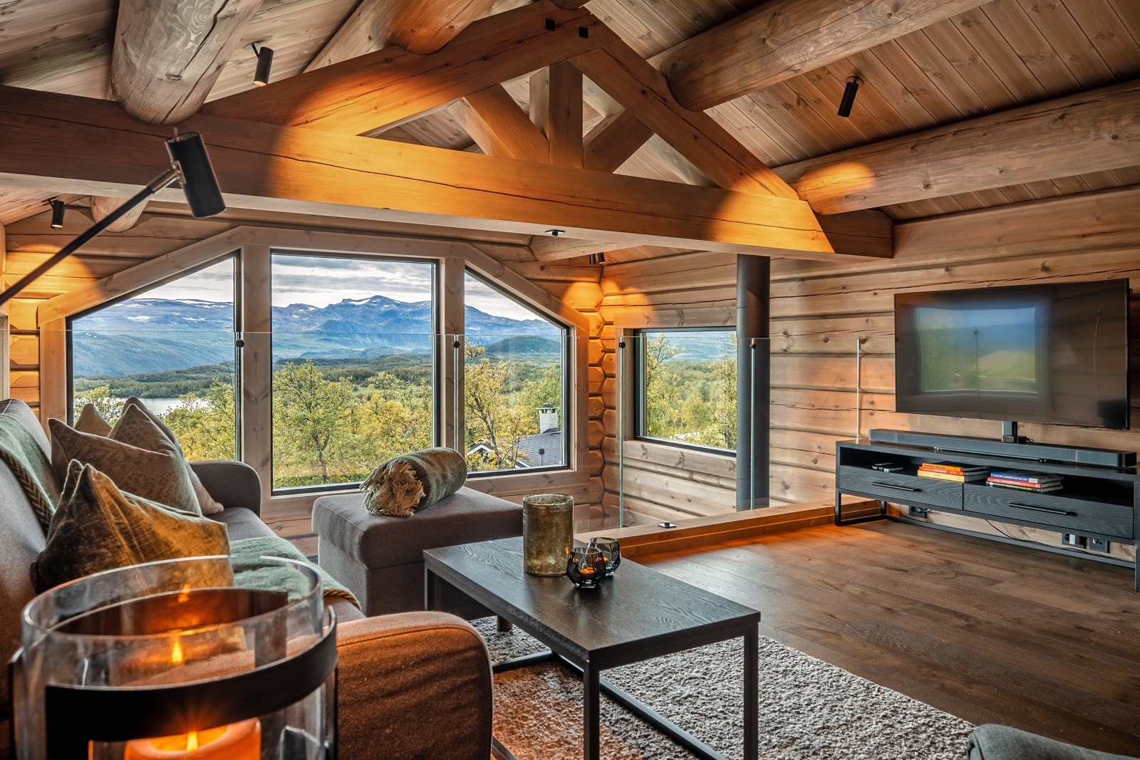 Her er det åpent ned mot hovedstuen, kun adskilt av et stilrent glassrekkverk. Galleribilde