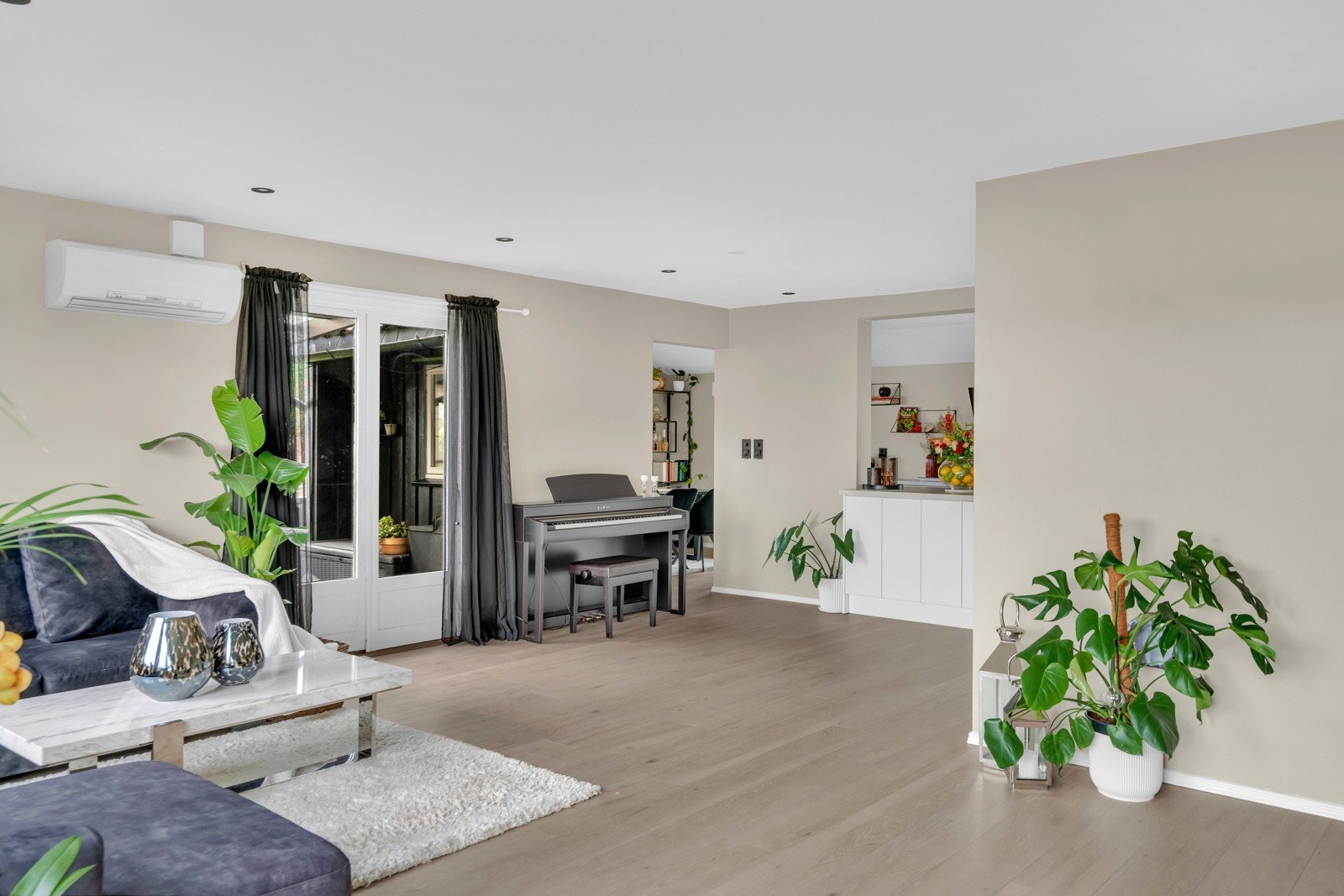 Stuen er naturlig inndelt i ulike brukssoner, og det passer utmerket å innrede med spisebord utenfor kjøkkenet. Galleribilde