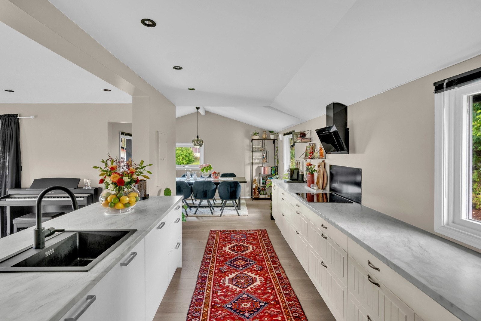 Nye benkeplater og hvitevarer. Videre byr kjøkkenet på god benkeplass, samt god plass for en egen spisegruppe. () Galleribilde