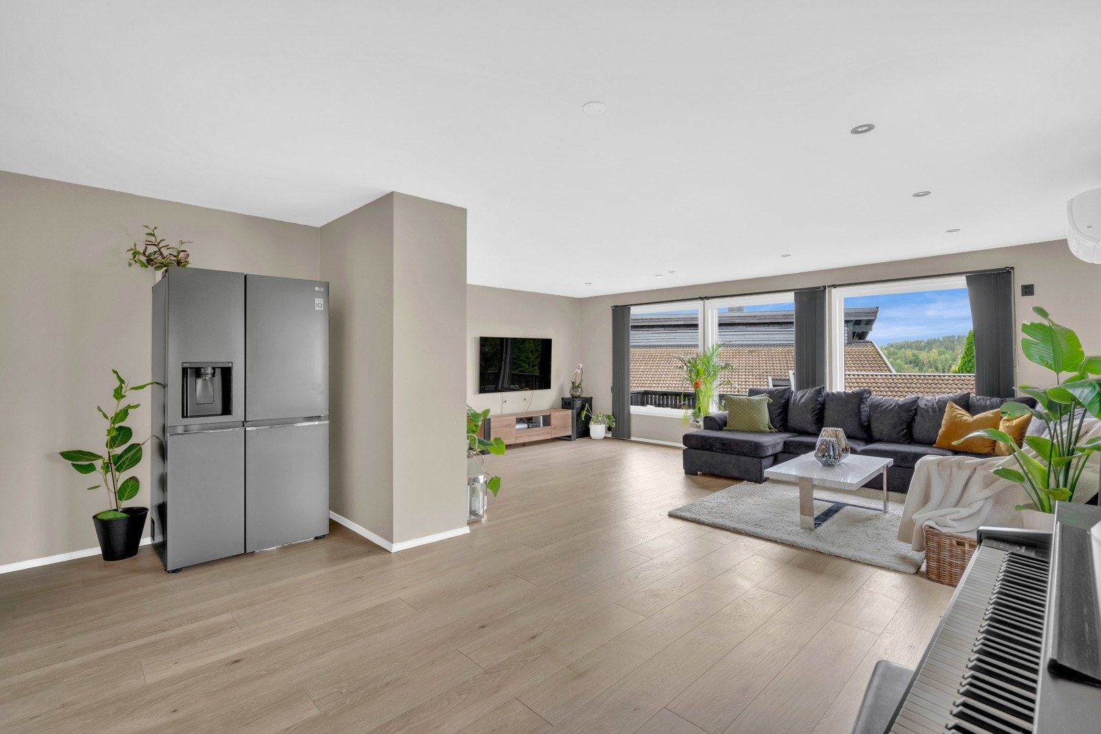 Store vindusflater som slipper godt inn med lys. Galleribilde