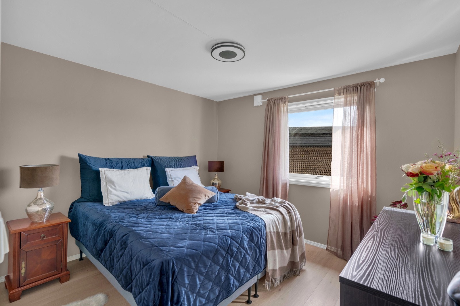 Boligen har tre soverom av god størrelse som ligger i boligens første etasje Galleribilde