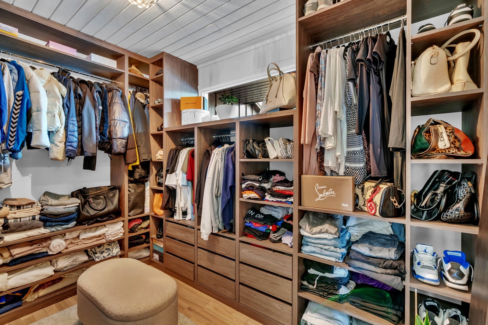 Det er også et eget walk in closet for ekstra med oppbevaringsplass. Galleribilde