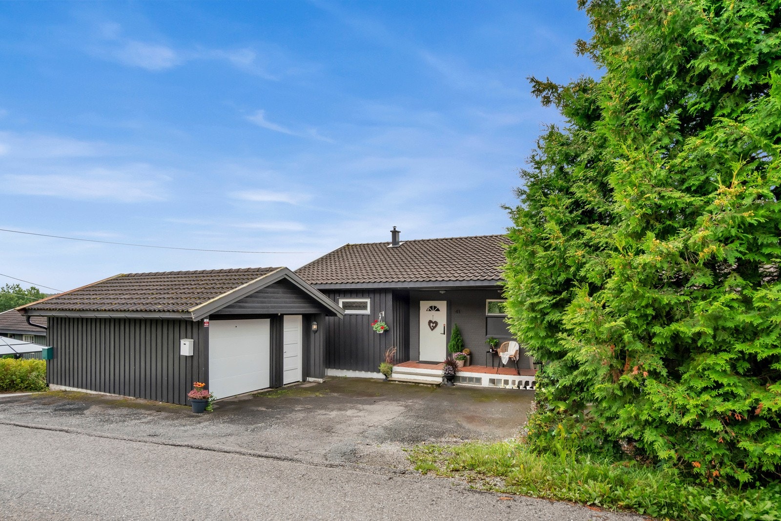 Det er parkering i en garasje på ca. 22 kvm, med sidedør og innlagt strøm. I tillegg er det mulighet for parkering på en asfaltert gårdsplass foran garasjen Galleribilde